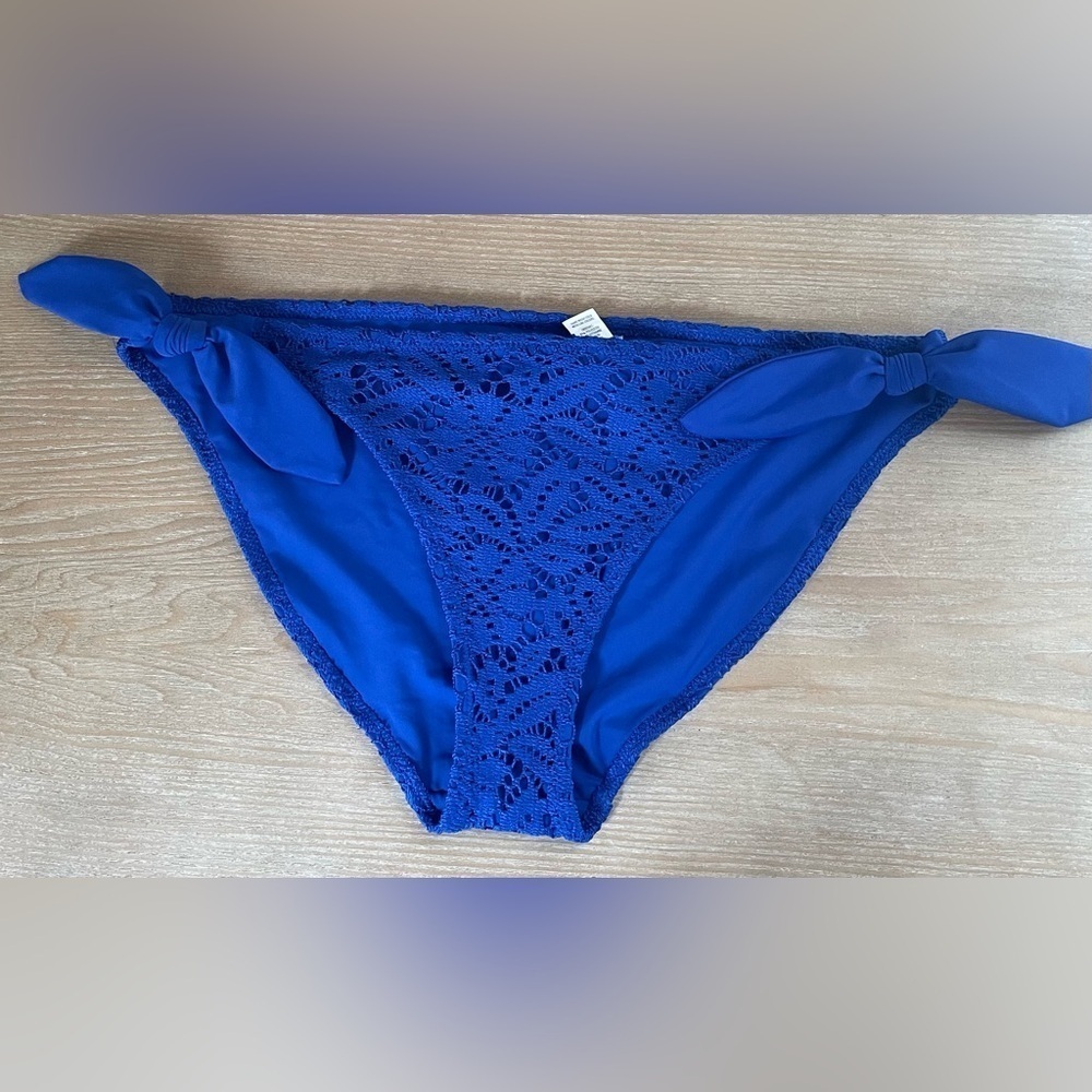 New aerie royal blue crochet bikini bottoms with tie sides, hygienic liner; L